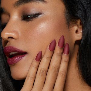 Static Press On Nails THORNS & ROSES ALMOND